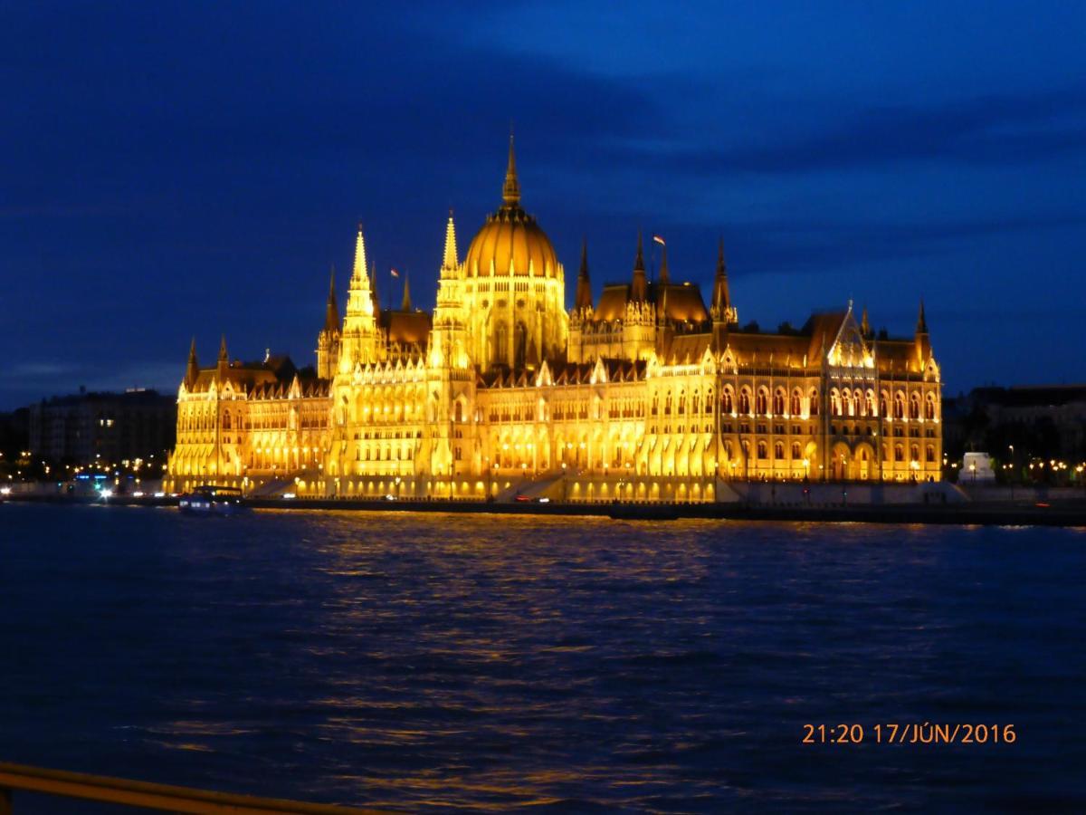 Elegant Apartment With Buda Castle View Budapesta Exterior foto